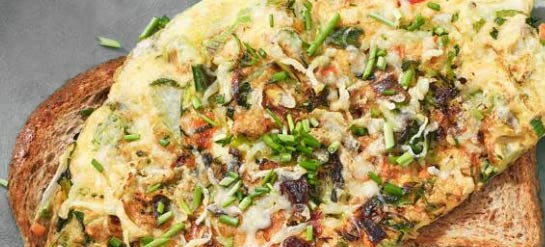 foto van een omelet op volkorenbrood